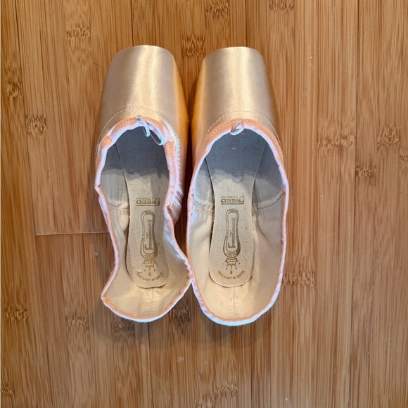 Freed Classics Pointe Shoes (R Maker) - Picture 1 of 3